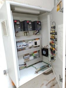AKUAVILA SAS, es una empresa experta en la automatización de tableros eléctricos para sistemas de bombeo en el cual se realiza la revisión, suministro e instalación y fabricación de tableros eléctricos industriales y accesorios como (arranque directo, estrella triángulo, arrancadores directos, alternadores, contactores, logos eléctricos, venta de accesorios, etc.). también realizamos diseño de tableros eléctricos para plantas industriales. Nuestros servicios de automatización eléctrica en Bogotá, Cali, Medellín, etc. Contamos con técnicos expertos que realizan los procesos de instalación, revisión y/o mantenimiento de tableros eléctricos para sistemas de bombeo, garantizando la calidad y otorgando garantía en los productos y servicios instalados. Realizamos integración de tableros eléctricos industriales y tableros de control eléctrico en Colombia. La automatización de tableros eléctricos se realiza en el taller para mayor seguridad de los clientes.