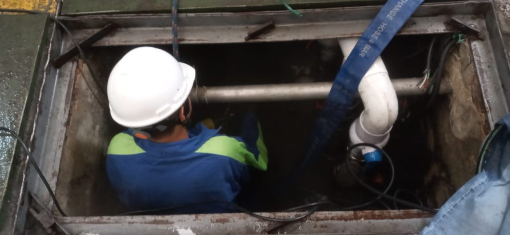 AKUAVILA SAS, es una empresa experta en la limpieza de pozos sépticos de aguas lluvias y aguas negras, con sondas y con maquinaria adecuada para este tipo de servicios. Es fundamental que todo tipo de cliente que requiera este servicio permita un mantenimiento periódico de los pozos sépticos para garantizar su correcto funcionamiento y evitar problemas de salud y ambientales. El mantenimiento de pozos sépticos es fundamental para el mejoramiento de sistemas hidráulicos de aguas negras y/o lluvias. Realizamos servicios sépticos en Bogotá y Cundinamarca. Esta limpieza de pozos sépticos incluye la limpieza de los lodos acumulados en el fondo, que debe hacerse regularmente (cada 6 meses, dependiendo del tamaño del pozo y la cantidad de desechos generados). También realizamos limpieza de trampas de grasa.