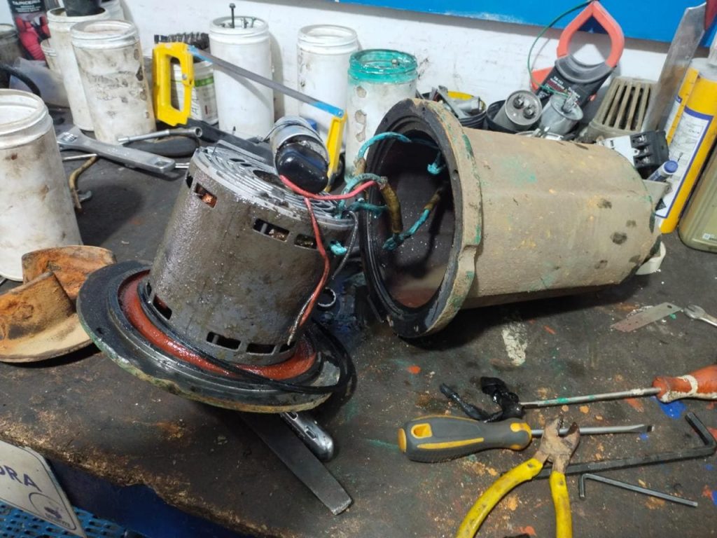 En AKUAVILA SAS Somos especialistas en el mantenimiento de bombas sumergibles para sistemas de agua potable, pozos profundos y redes hidráulicas.